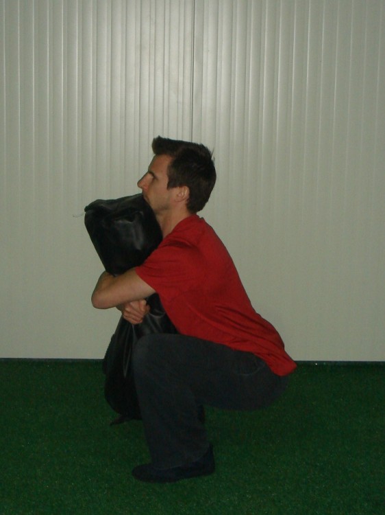 Training mit Sandbags - Bear Hug Squat