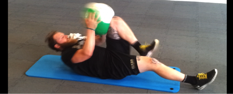 Medizinball Training - Impact Sit-Up Knee 2 Ball