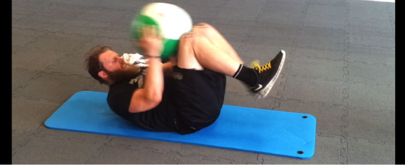 Medizinball Training - Impact Sit-Up Pass