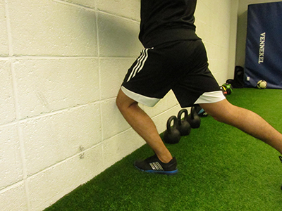 Sagitale Fußgelenksmobilität verbessern, Knie zur Wand bewegen, Ferse bleibt am Boden